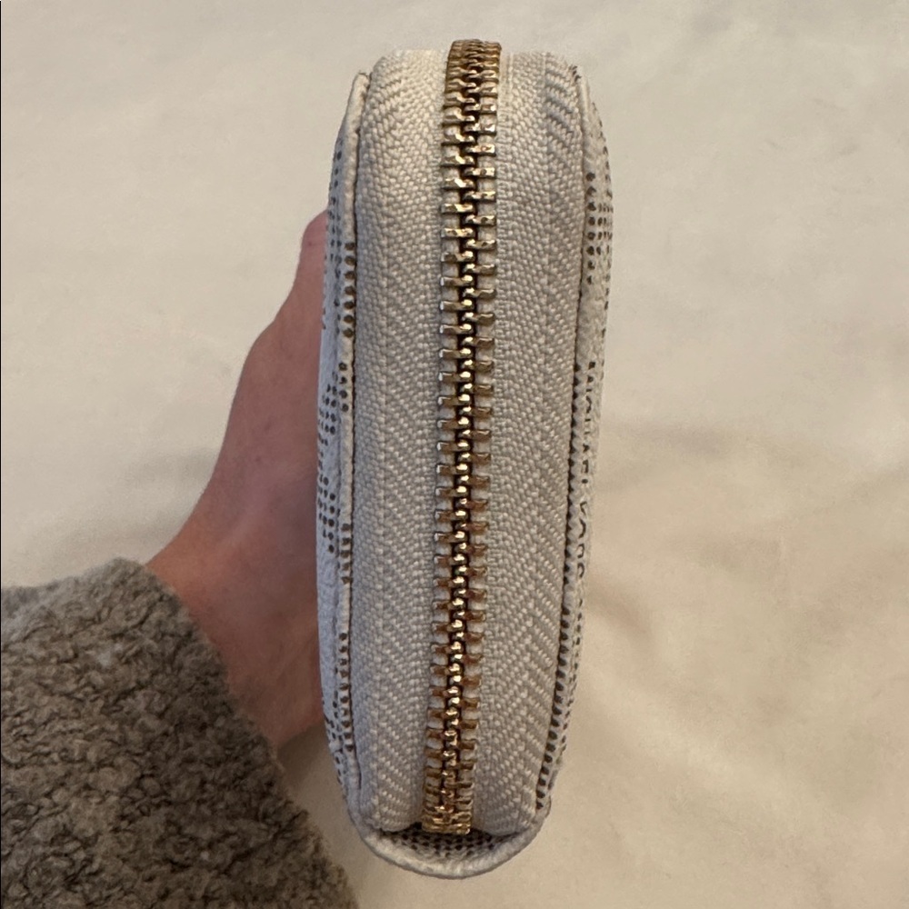 Amazing condition! Michael Kors Logo Wallet/Wristlet - Picture 3 of 13